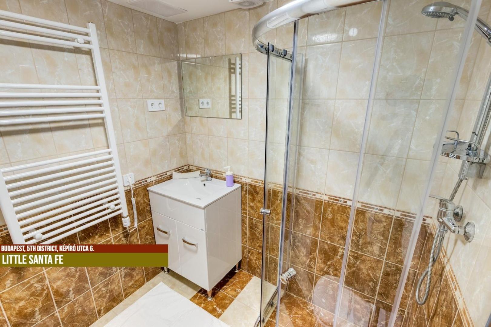 Little Americas Main Street Apartments بودابست المظهر الخارجي الصورة