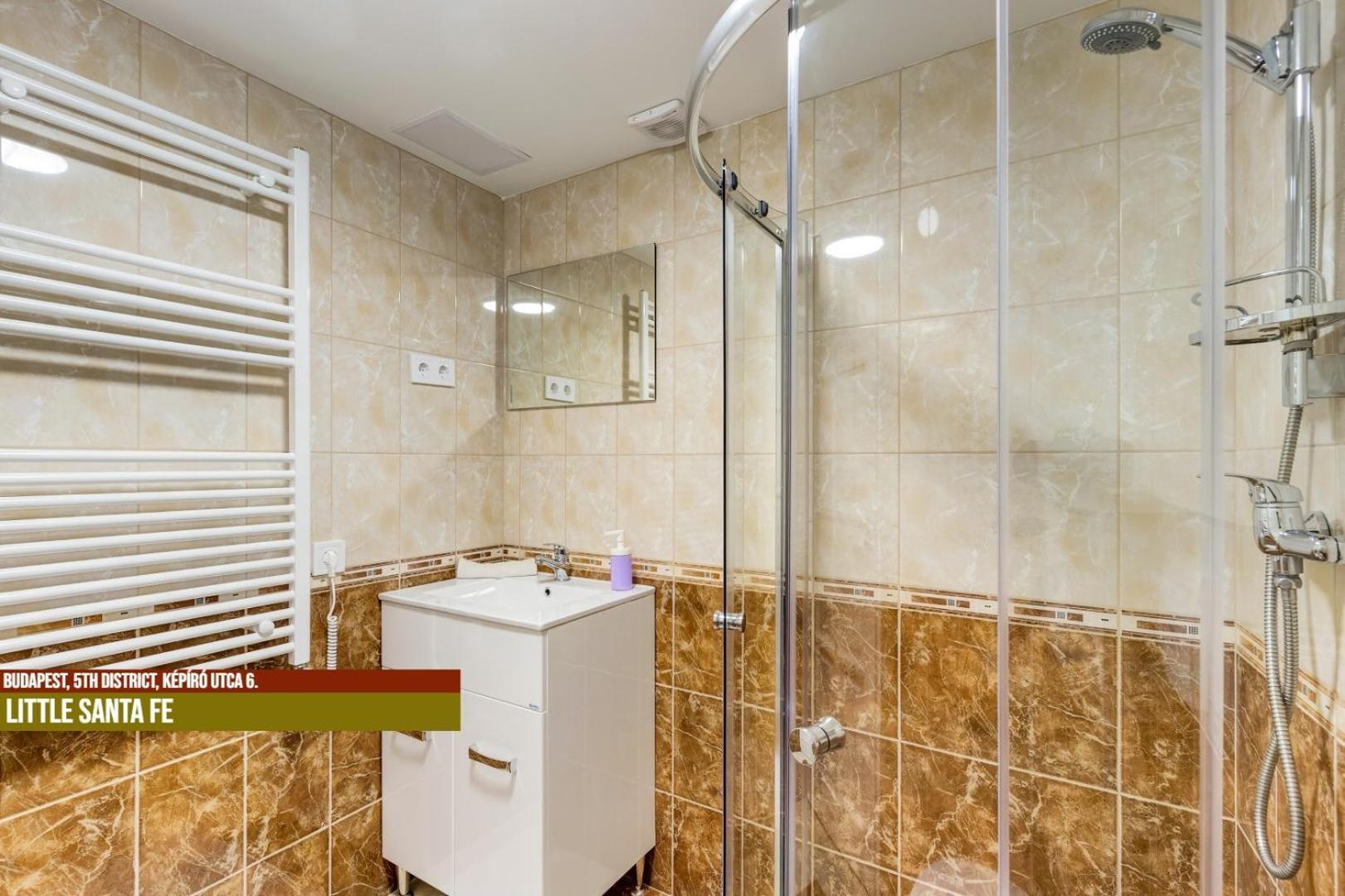 Little Americas Main Street Apartments بودابست المظهر الخارجي الصورة
