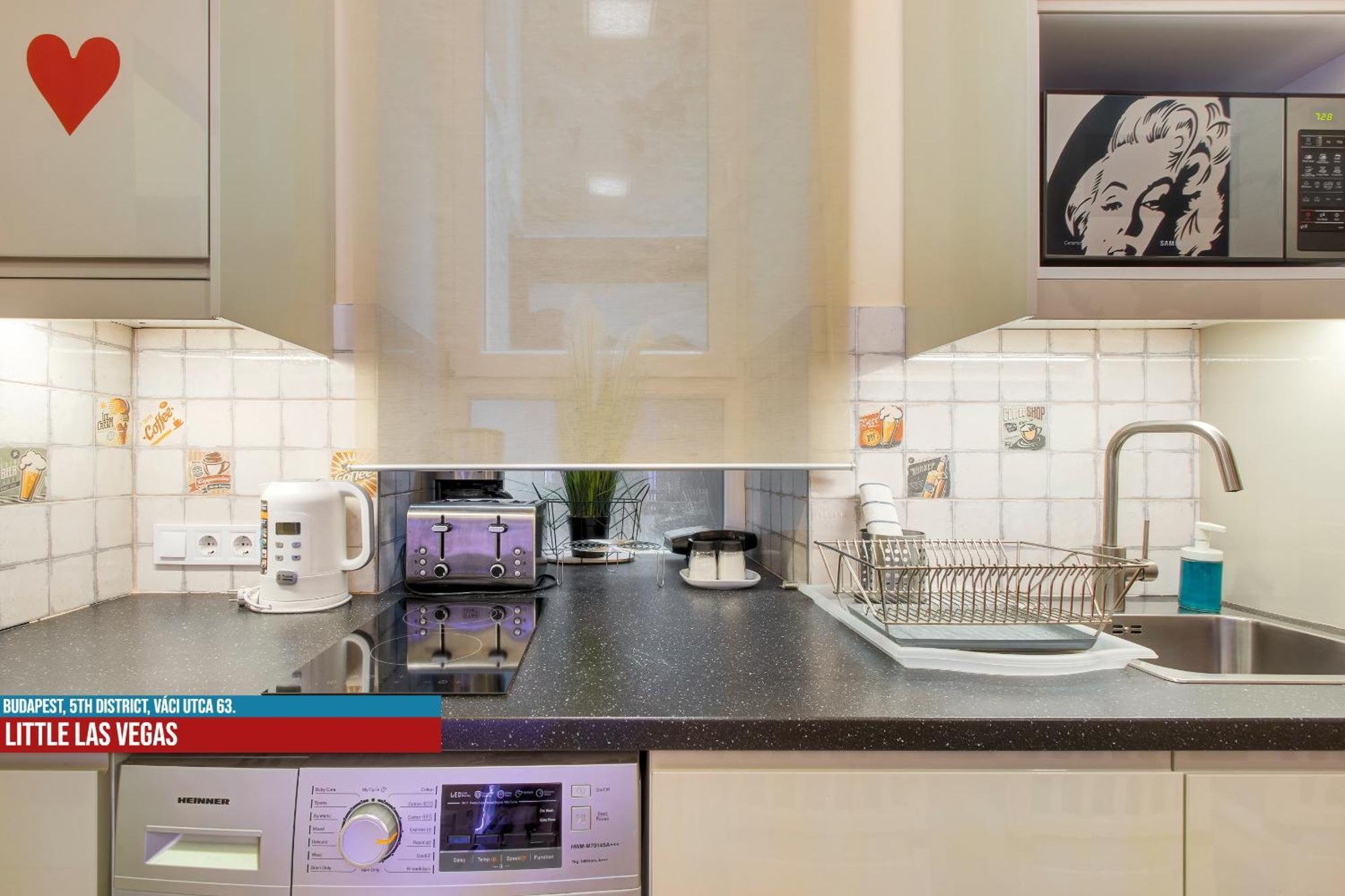 Little Americas Main Street Apartments بودابست المظهر الخارجي الصورة